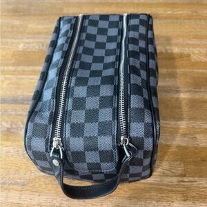Louis Vuitton Damier Graphite Toiletry Pouch
26 - Excellent Condition